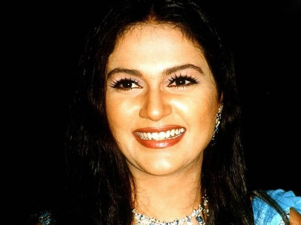 Gracy Singh Wallpapers