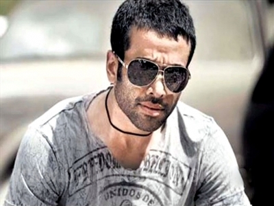 Tusshar Kapoor turns stunt hero! 